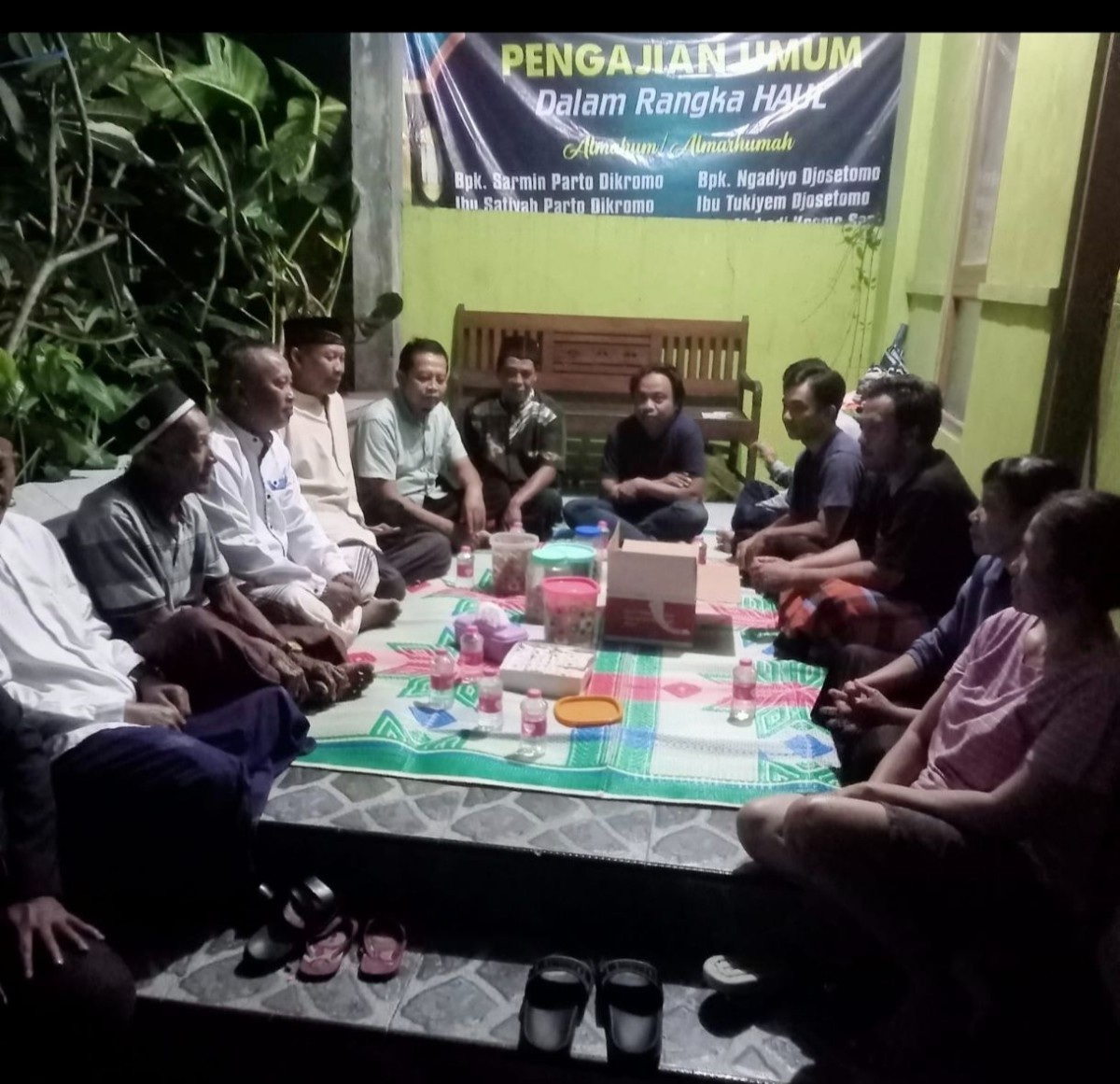 Pengurus takmir  Menengok jamaah masjid Babadan yang sakit