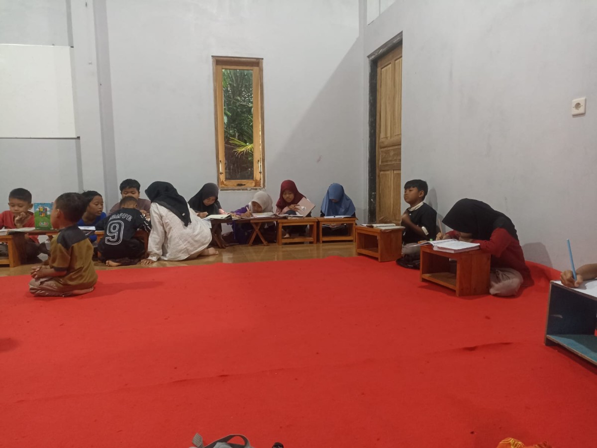 Menjelang buka puasa TPA salman al farisi gedongan lor