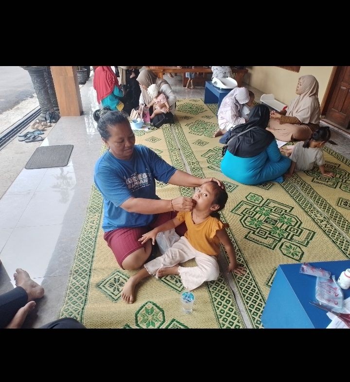 Posyandu dan pemberian obat cacing di dusun Gondanglegi