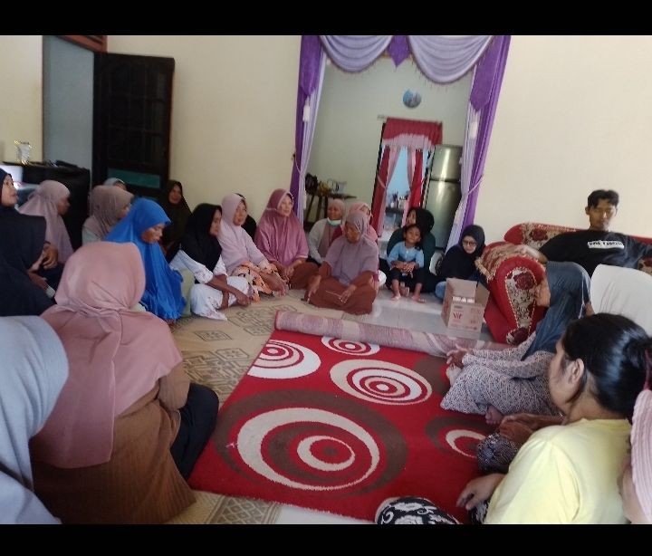 Guyub rukun warga Gondanglegi menjenguk waerga yg sakit