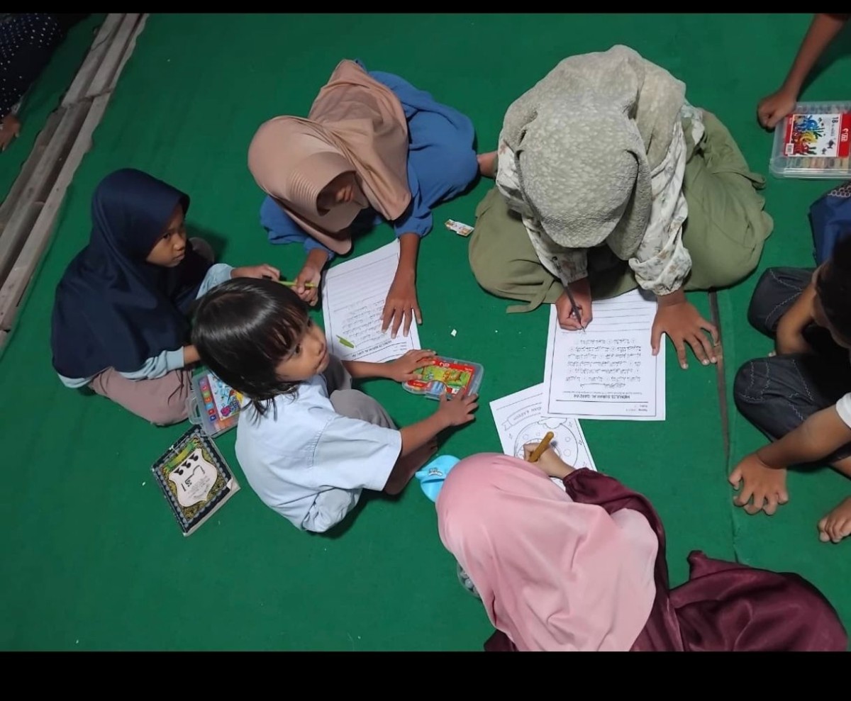 Anak2 TPA belajar menulis  huruf hijaiyah di masjid Babadan