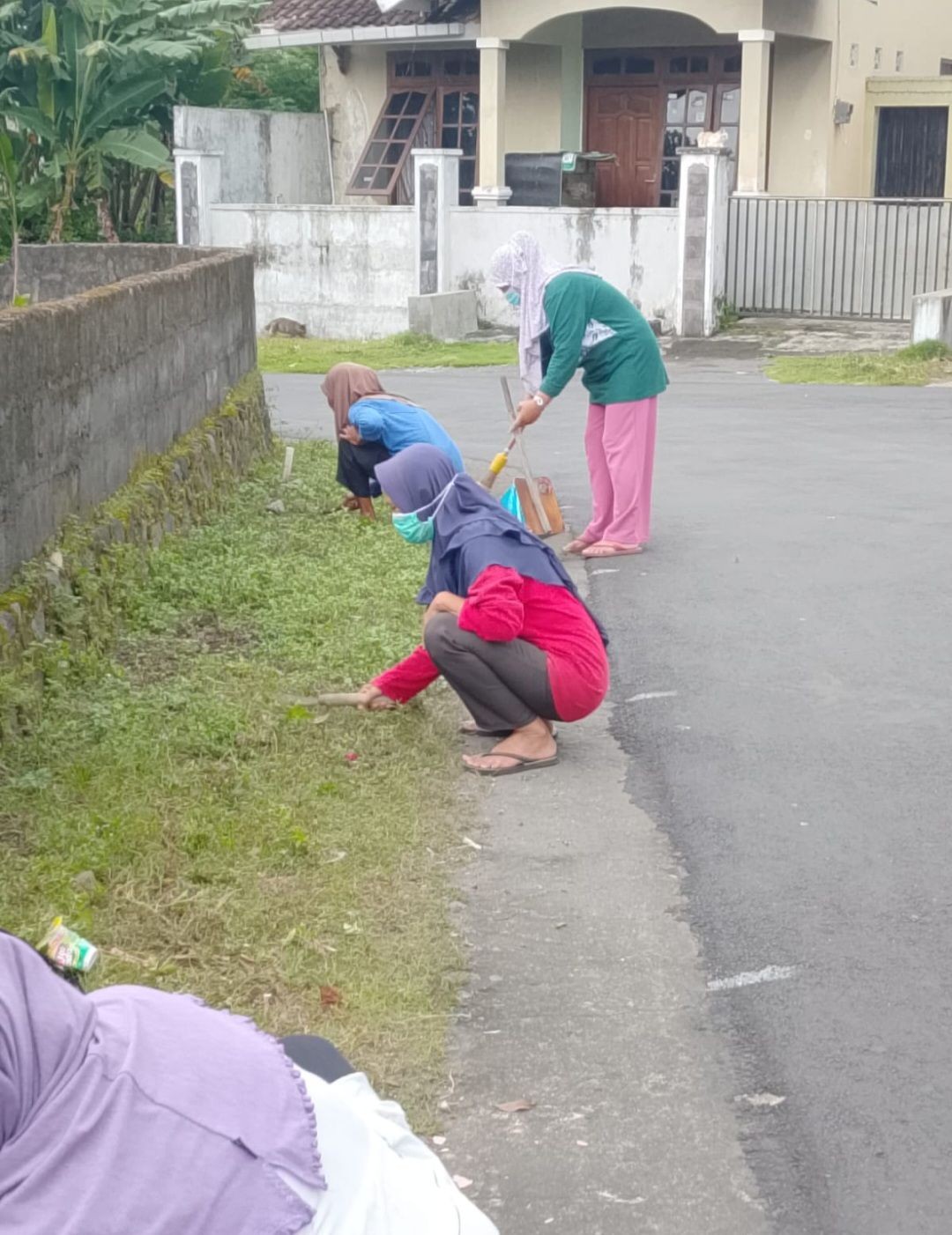 Kerja Bakti Ibu-Ibu RT 02 di Jalan Ki Supandi Pokoh
