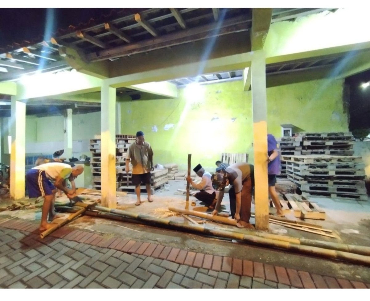 Kerja bakti pembongkaran masjid Babadan