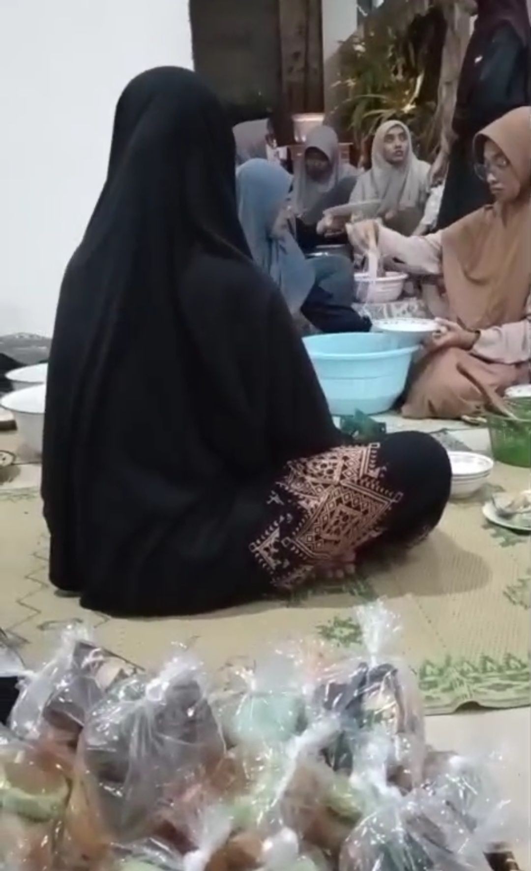 Gotong Royong Persiapan Konsumsi Buka Bersama Jamaah Mushola Margo Mulyo Pokoh