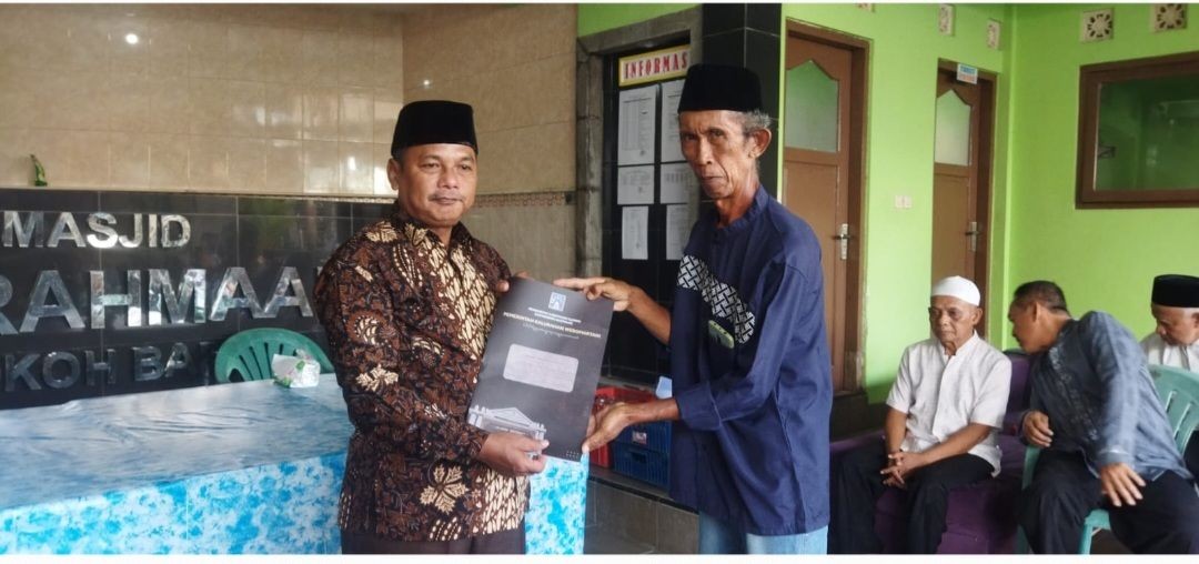 Serah Terima Akta Kematian Kepada Keluarga Ahli Waris Padukuhan Pokoh