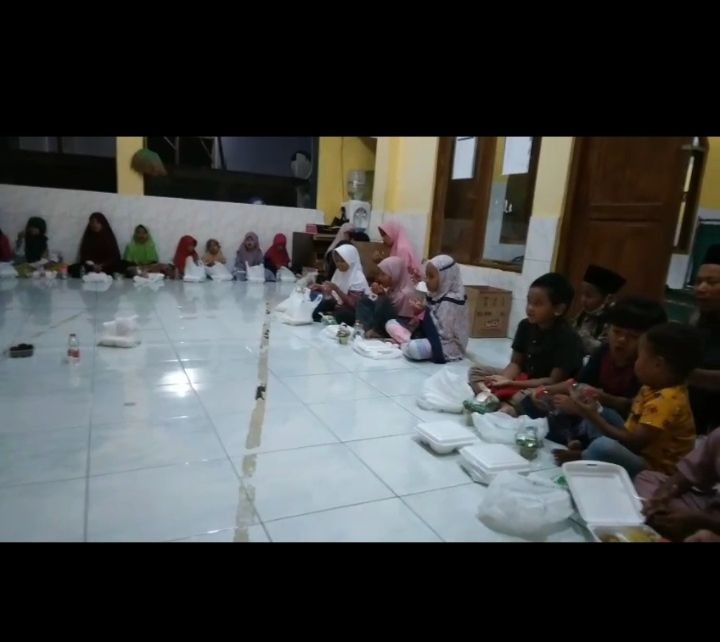 Tpa dan buka bersama anak anak warga 39 bendungan padukuhan Tegalsari