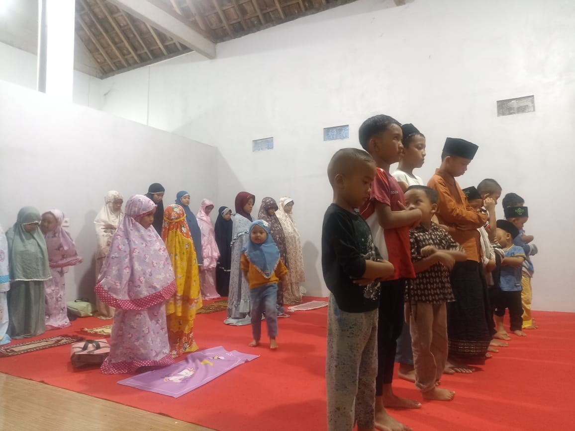 Sholat berjamaah anak2 TPA salman al farisi warga gedongan lor