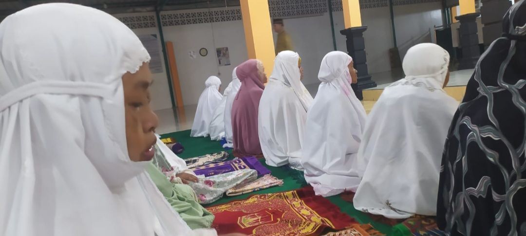 Ibadah Sholat Tarawih Malam ke 17 Masjid Al Amin Pokoh