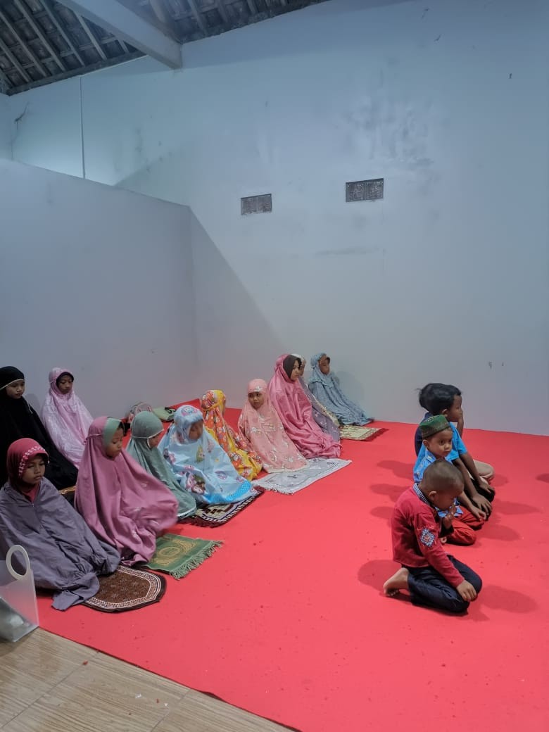 Sholat berjamaah anak2 TPA salman al farisi gedongan lor