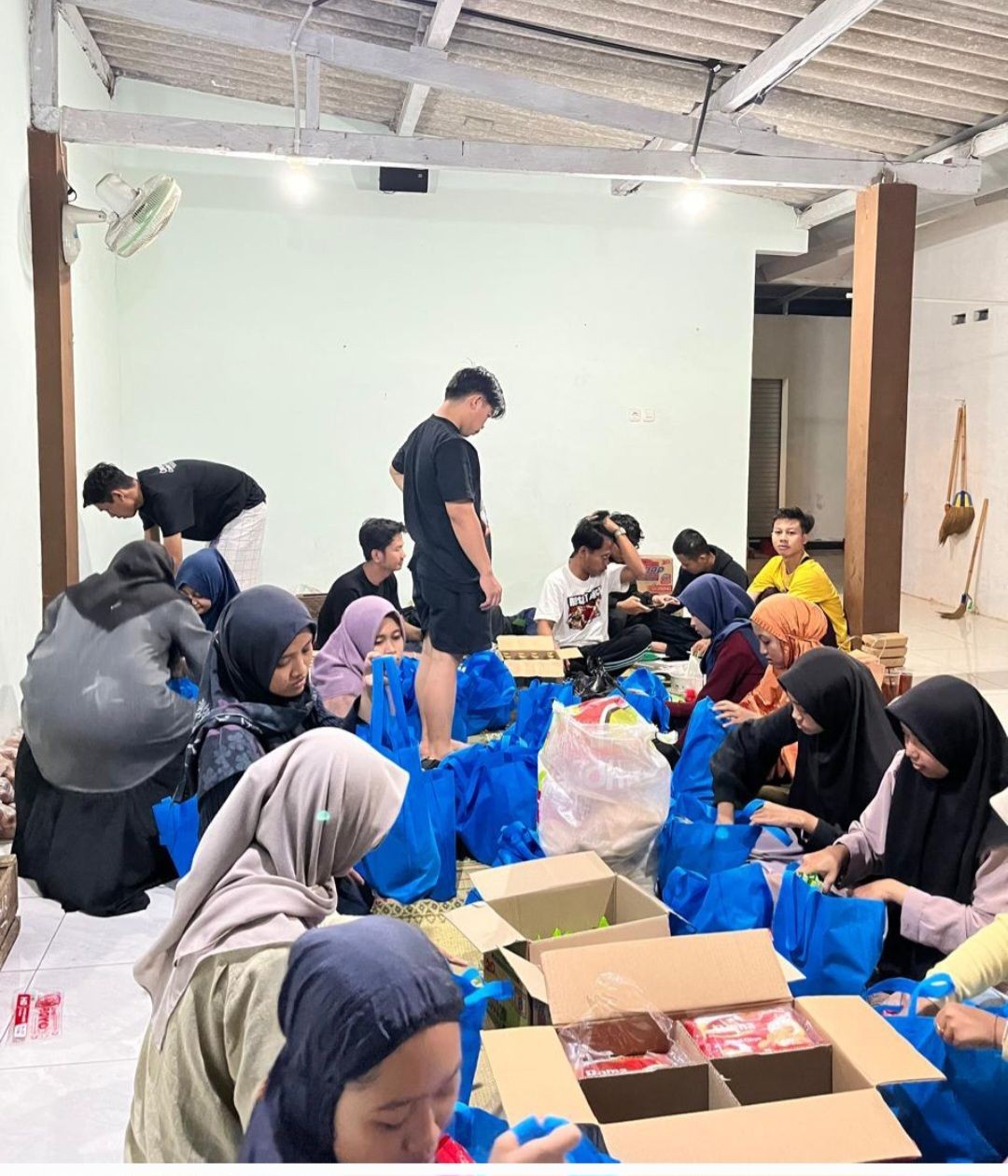 Mempersiapkan Bingkisan Sembako Baksos Oleh Remaja Karang Taruna Pokoh