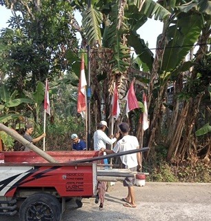 Gotong royong pemasangan bendera & umbul umbul di Sanggrahan