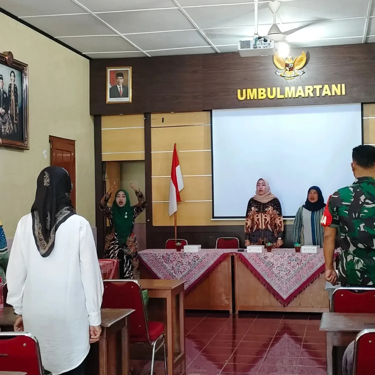 Menyanyikan lagu Indonesia Raya