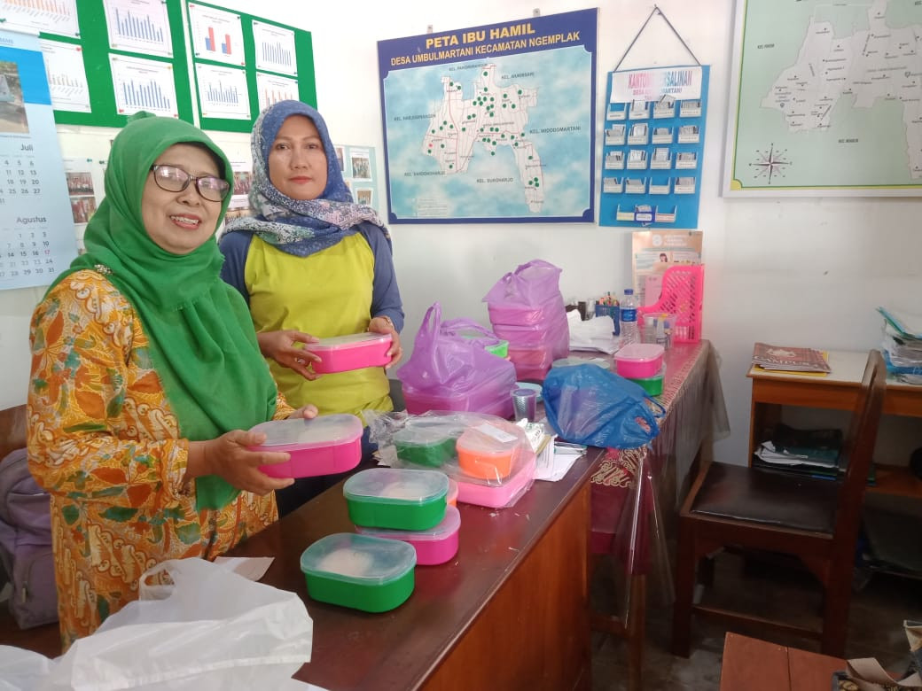 Pendistribusian pmt lokal uk bumil dan balita