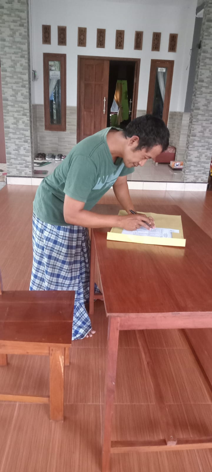 Penyerahan meja  untuk meletakan alat ukur panjang bayi dusun sapen