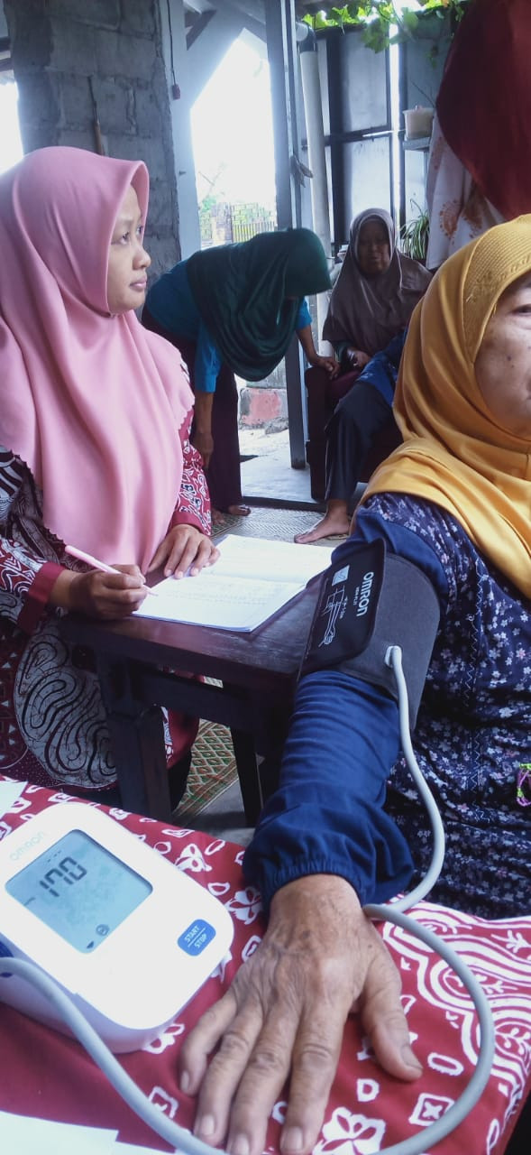 mengukur tekanan darah