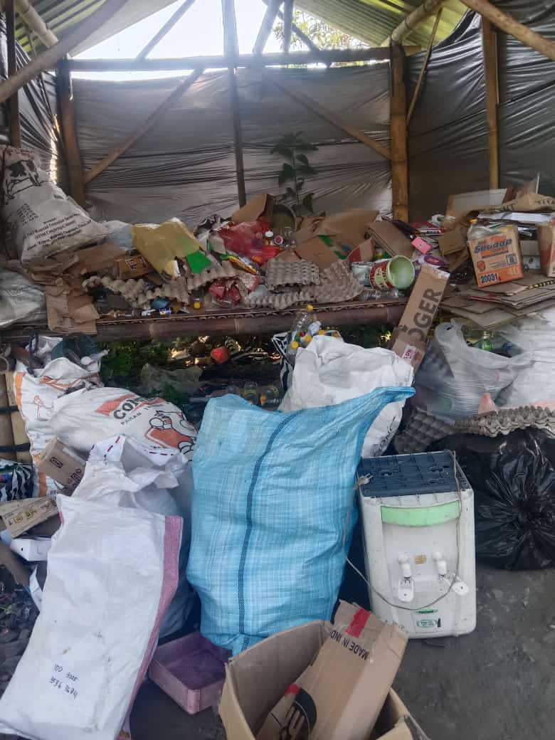 Dimasukan dalam.karng yg berbeda sesuai jenisnya