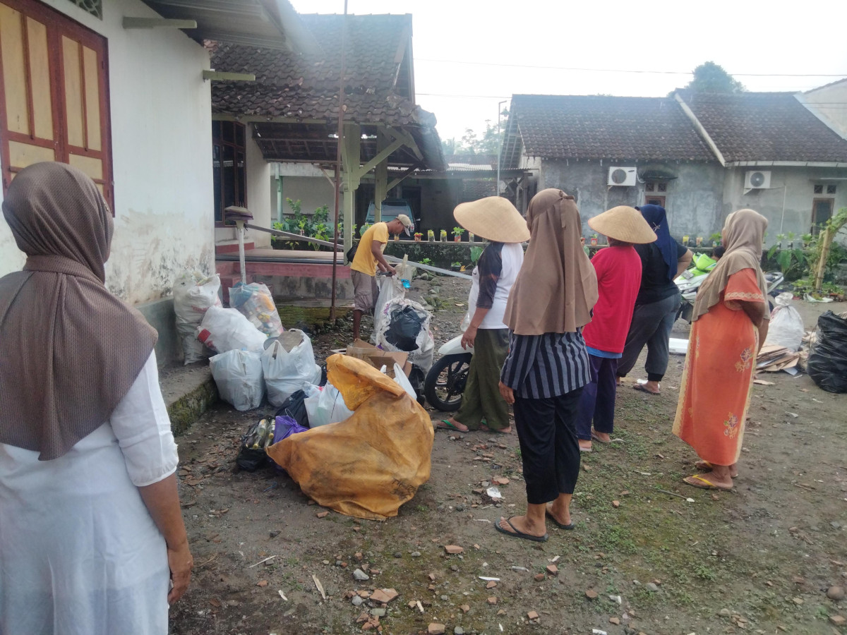 penjualan barang" bekas di bank sampah padukuhan rejodani ,puntuk