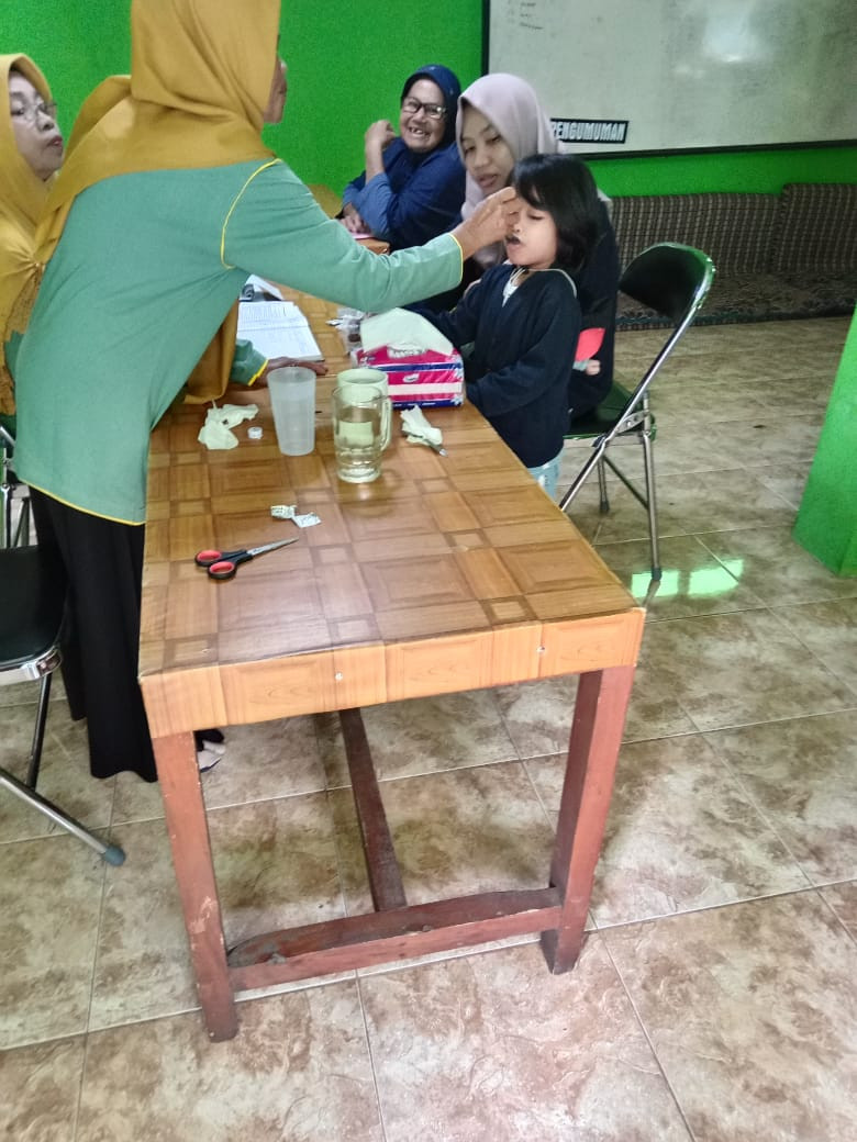 Pemberian Obat Cacing di Posyandu Balita Dusun Medelan