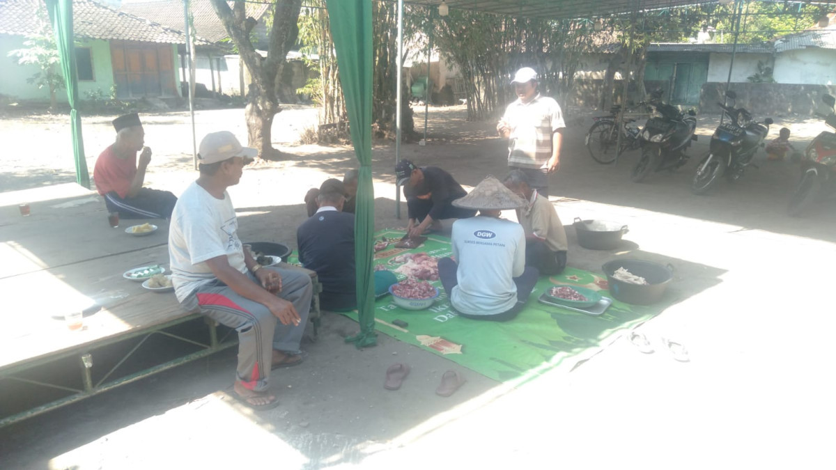 persiapan pengajian bulan suro dimasjid muqorobin tanjung