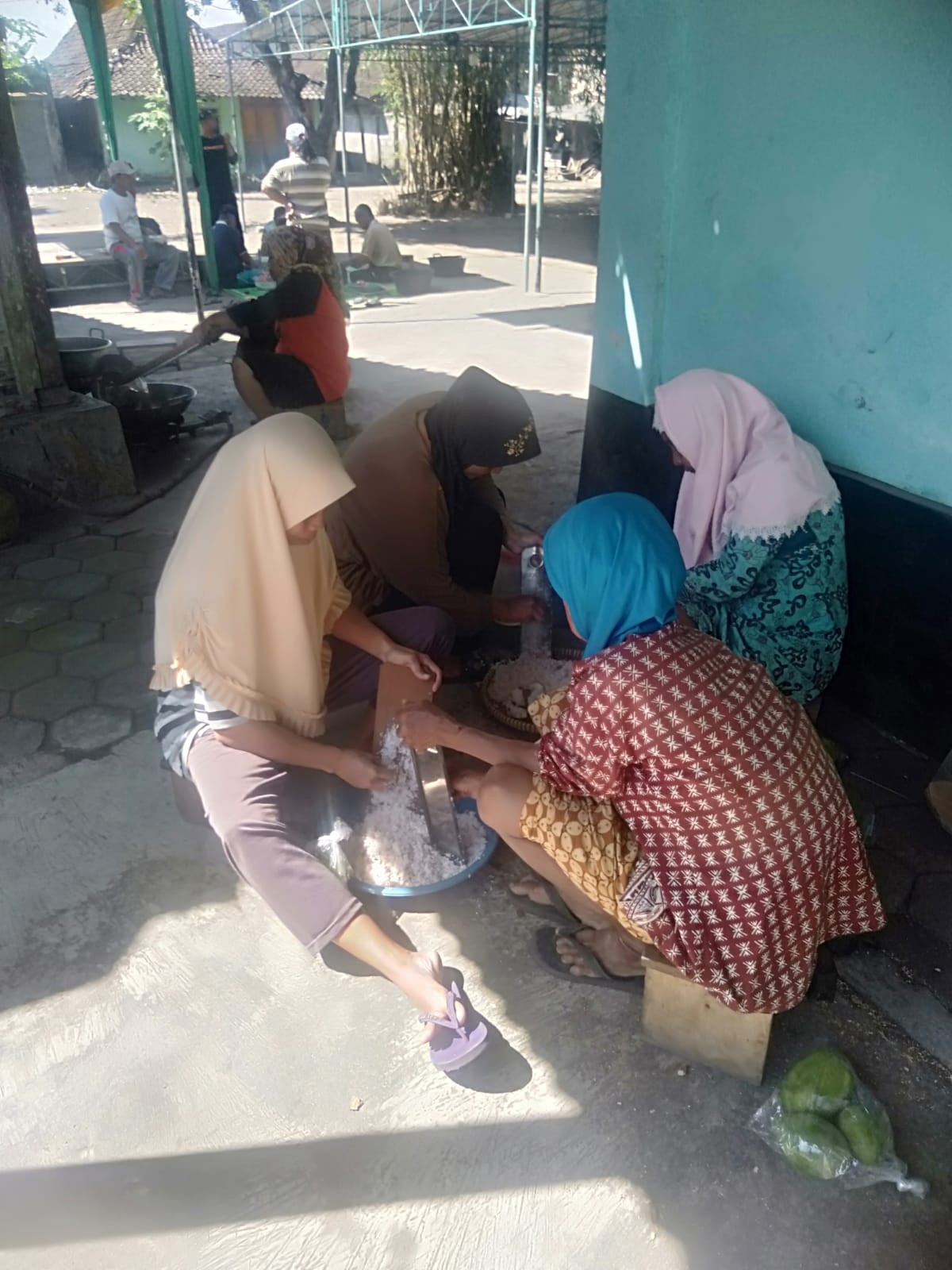 ibu ibu mempersiapkan bumbu untuk memasak