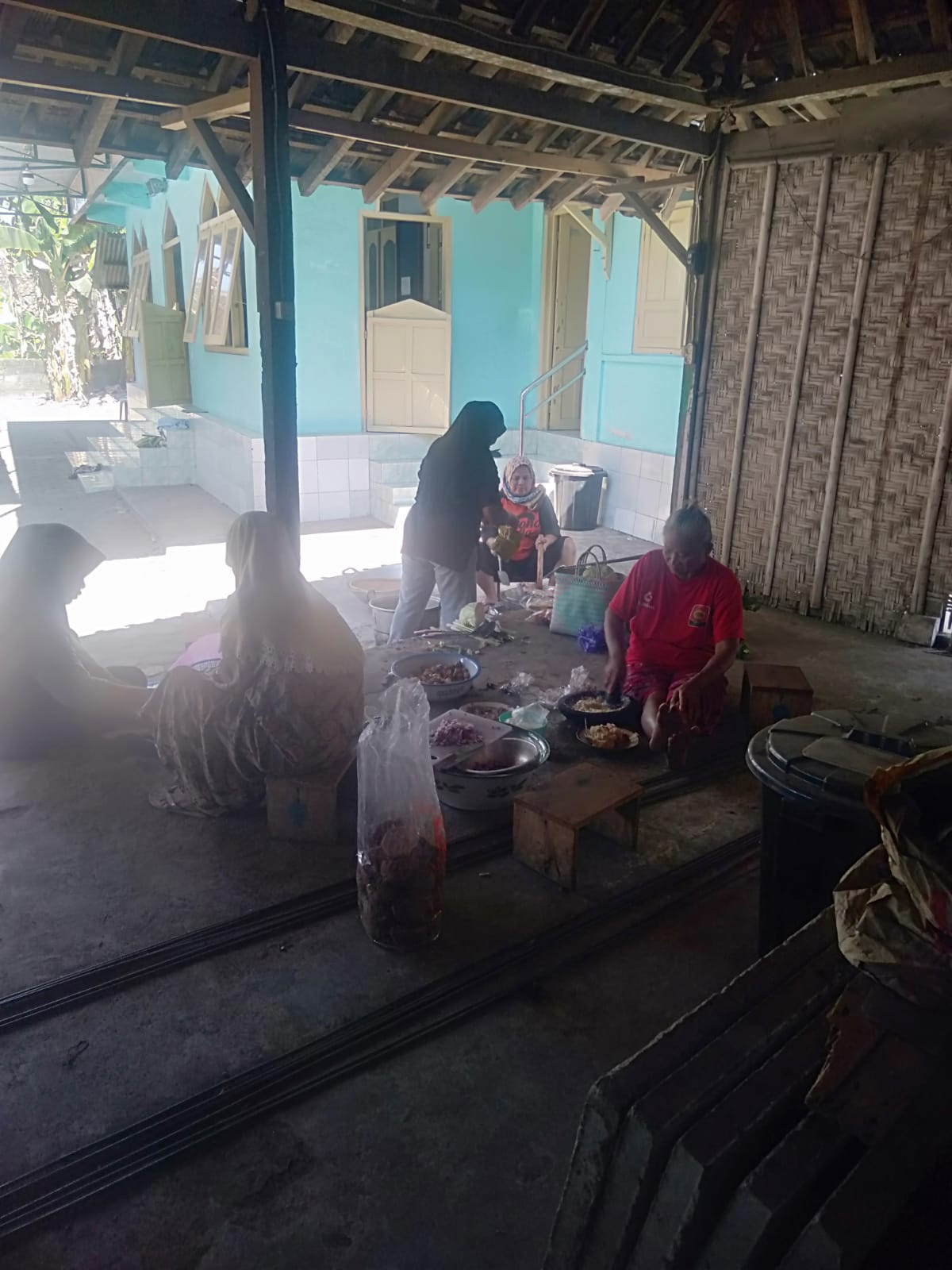 ibuib membuat bumbu masak