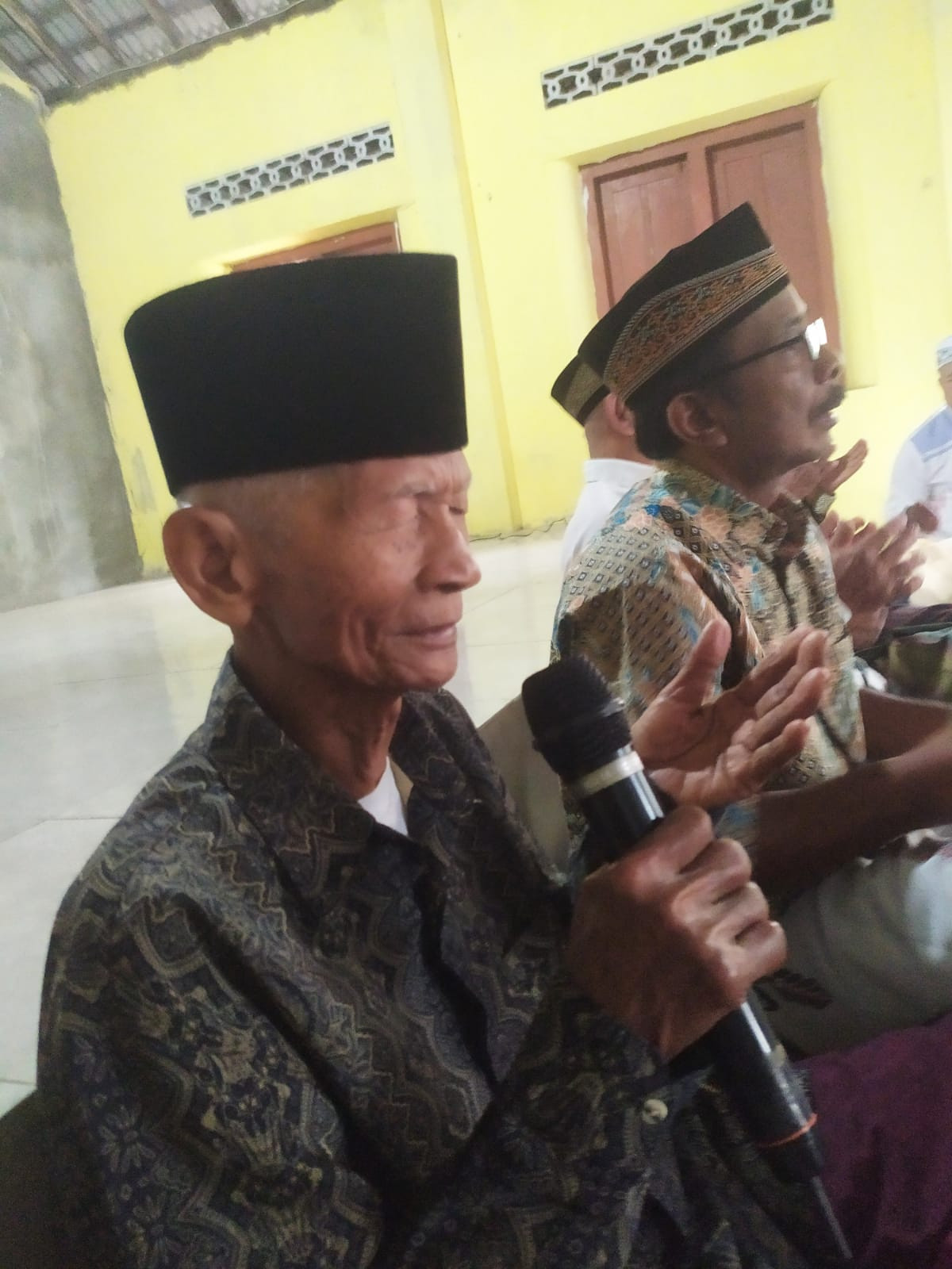 Membaca doa bersama pak dukuh dan warga Grogolan yang dipimpin oleh pak rodin