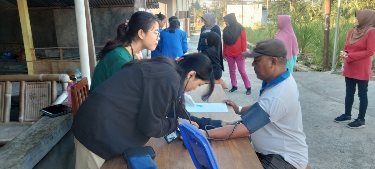 Senam hipertensi  dan cek  kesehatan di padukuhan dongkelsari,rejodani