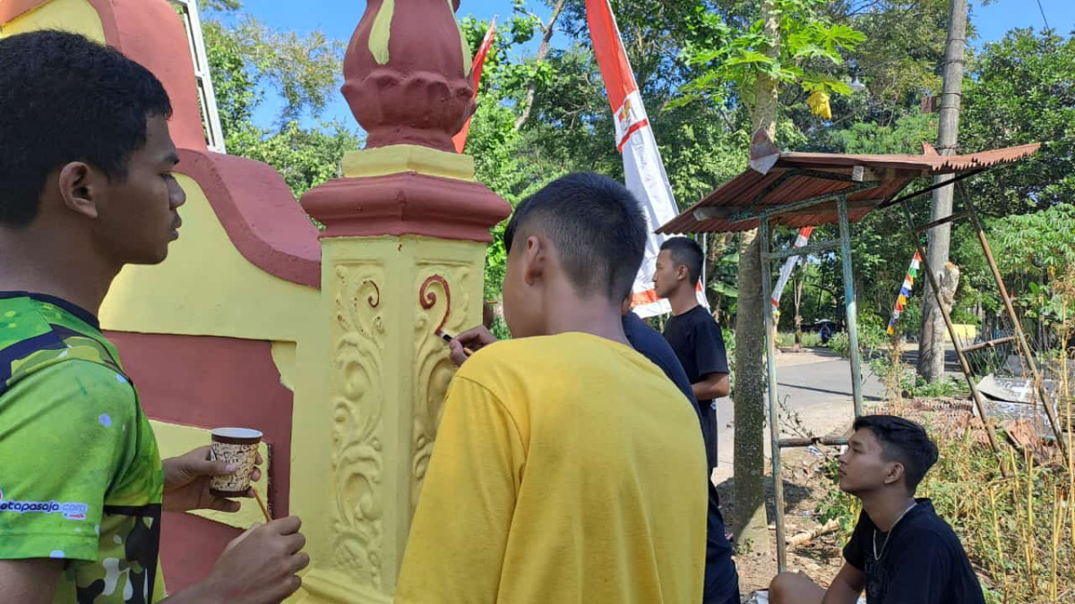 Para pemuda PERMATA TANJUNG mulai pengecetan gapura