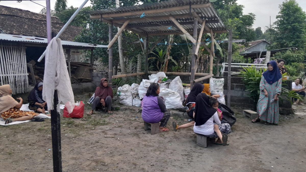 Pemilahan sampah ibu ibu RT 01 Medelan