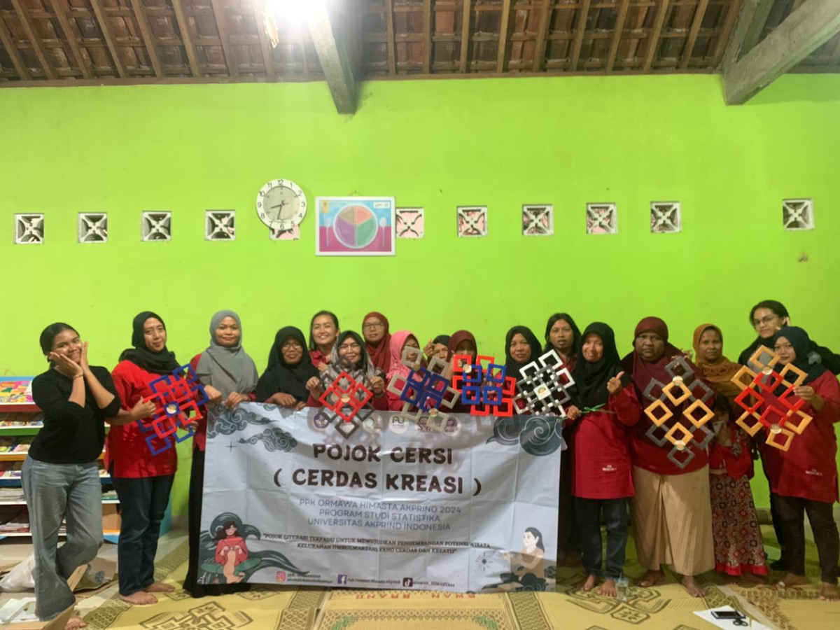 Pelatihan bikin hiasan dinding di dusun Ngemplak 1