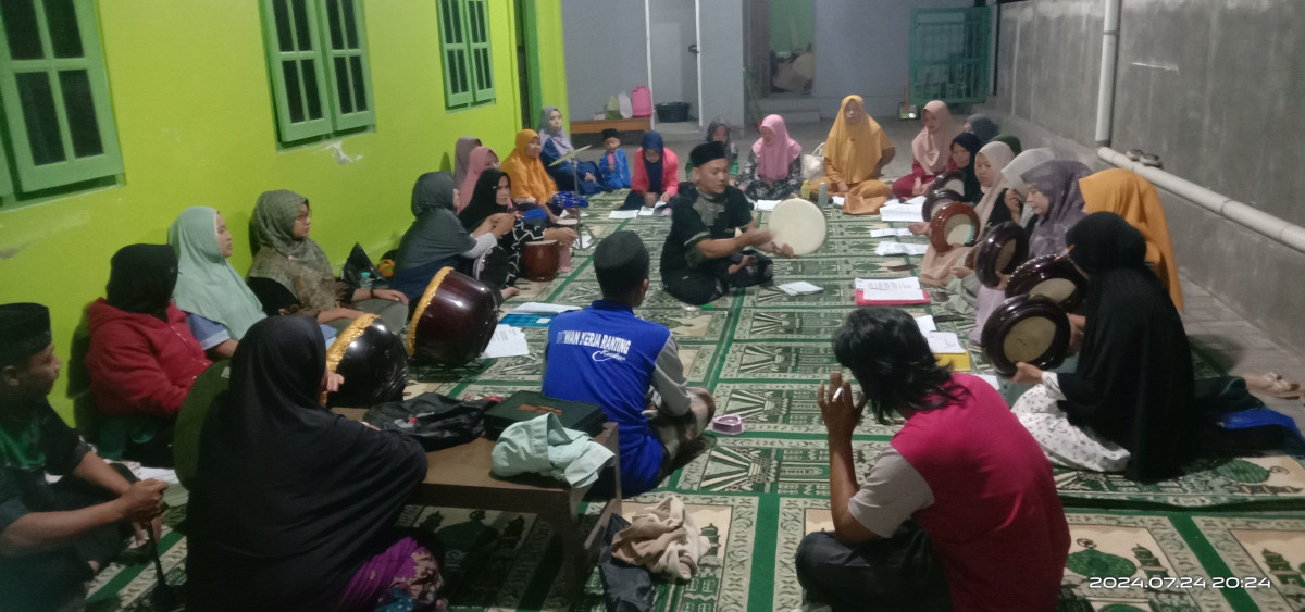 Latihan Hadroh Ibu Ibu Dusun Medelan