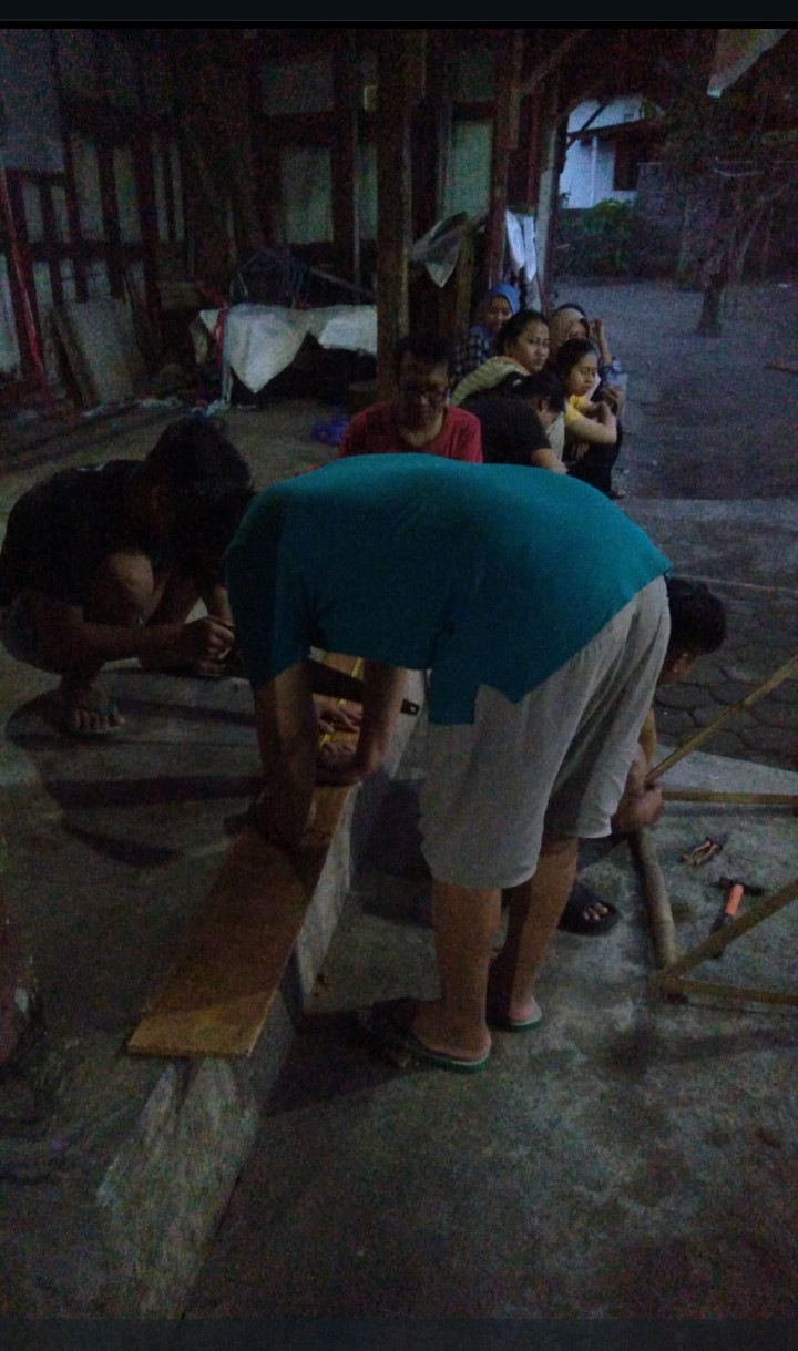 Pemuda pemudi " PERMATA " Sangat antusias sekali mempersiapkan alat prasarana lomba 17 San 😊💪💪