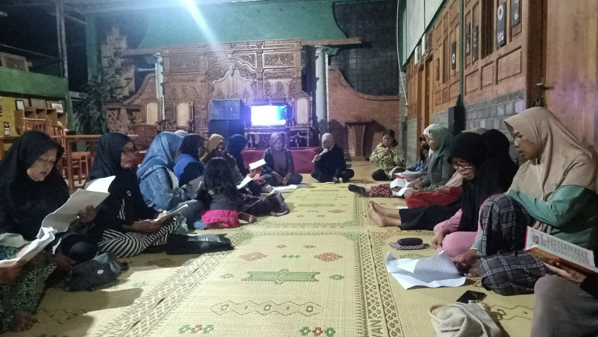 Malam tirakatan HUT RI oleh ibu-ibu dusun puntuk