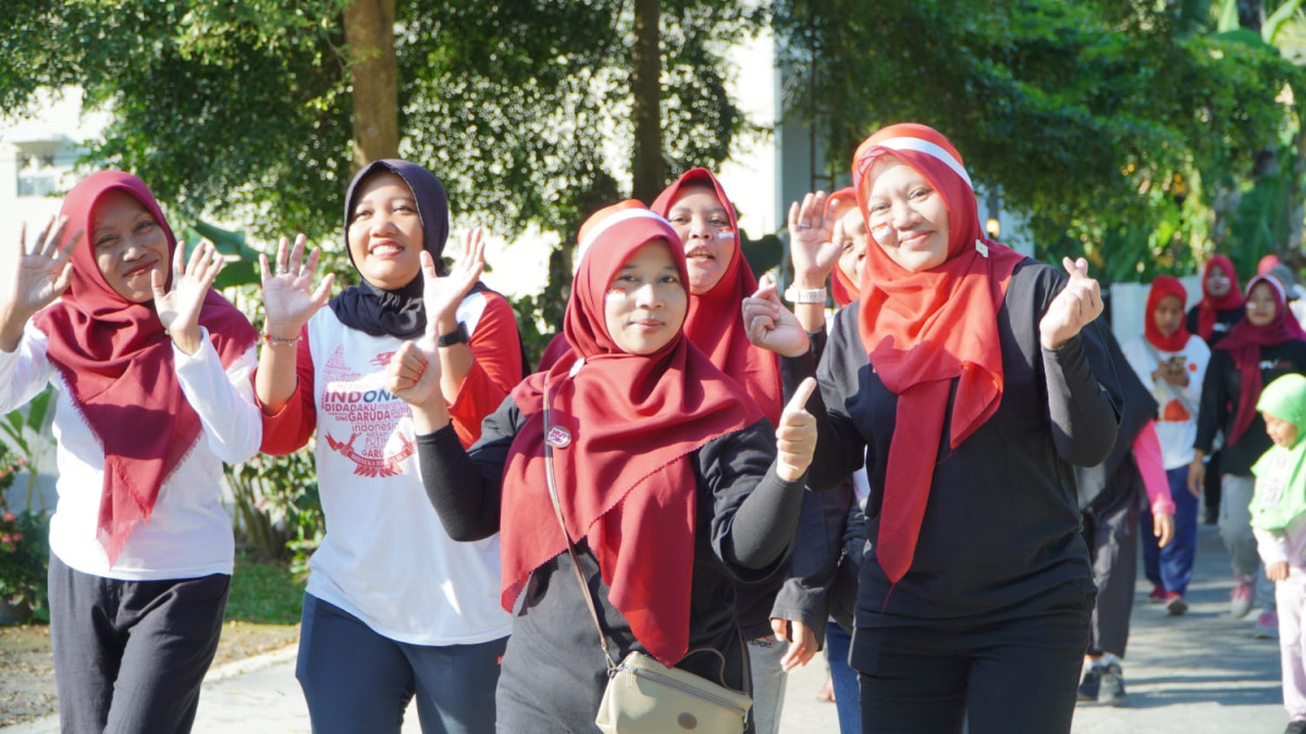 Memperingati hari kemerdekaan RI .Dengan jalan sehat