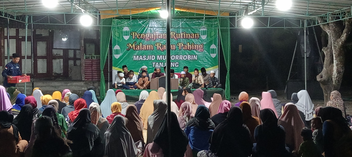 Bapak dan ibu2 sangat bersemangat mengikuti pengajian sampai selesai