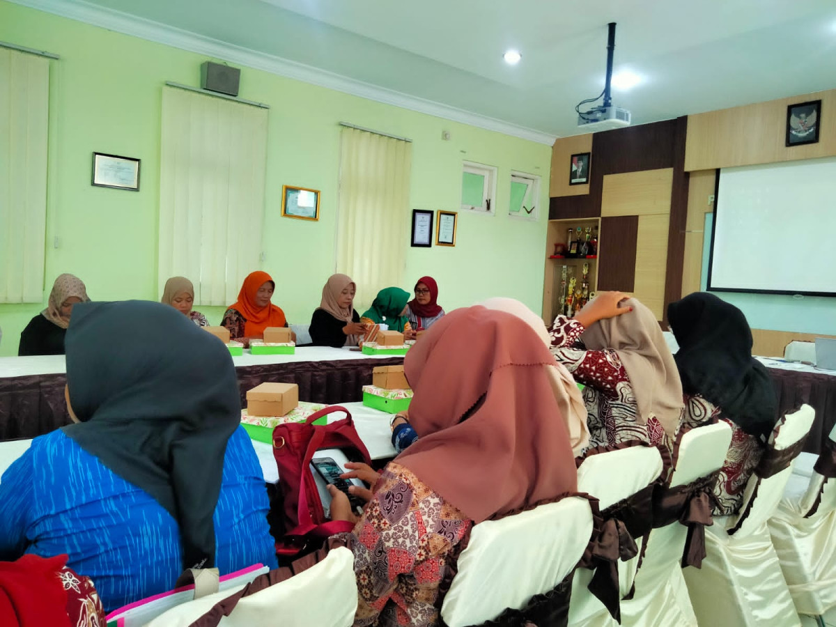 Kader kesehatan Dongkelsari Puntuk melakukan evaluasi stbm dipuskesmas