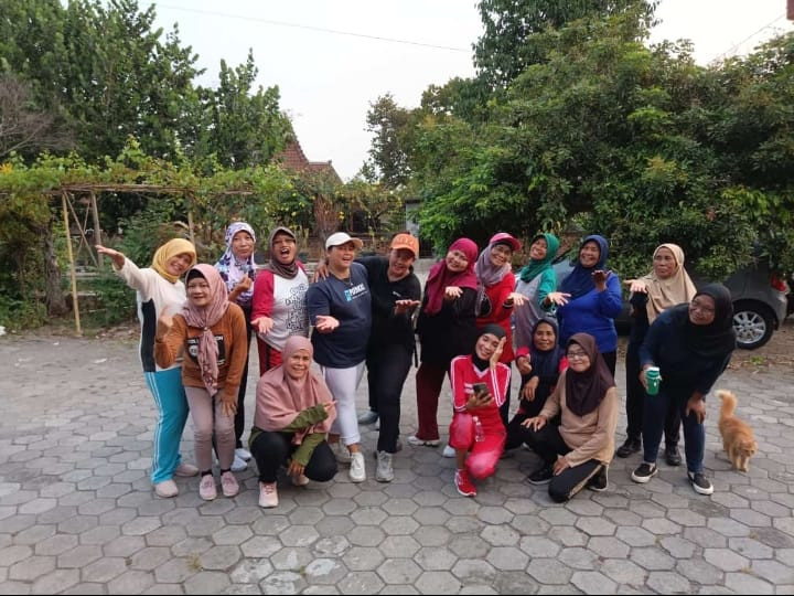 Senam rutin sore hari Warga Puntuk Dongkelsari Rejodani Umbulmartani