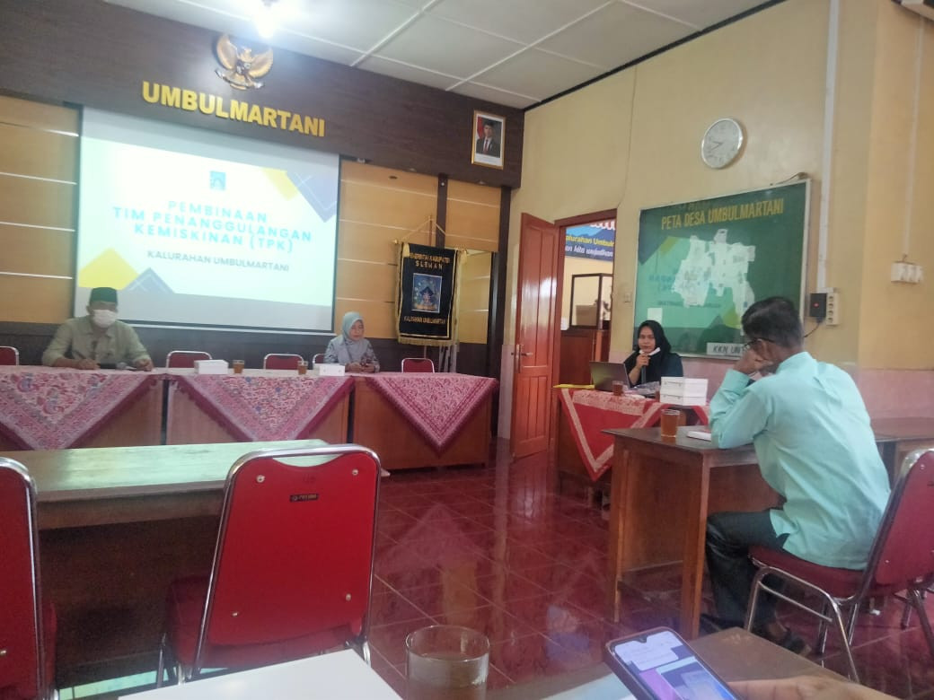 Warga Puntuk Dongkelsari Rejodani mengikuti pembinaan tim penanggulangan kemiskinan