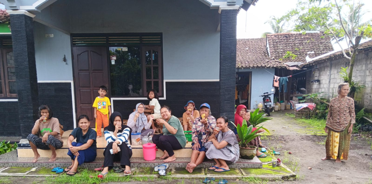 gotong royong ibu ibu pkk dusun sapen