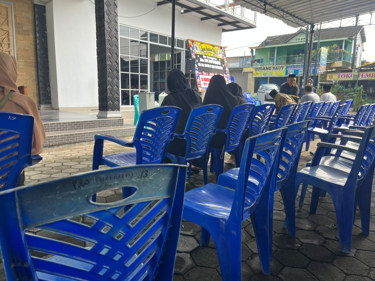 Warga Puntuk Dongkelsari Rejodani Umbulmartani melakukan takziah dikemasan widodomartani