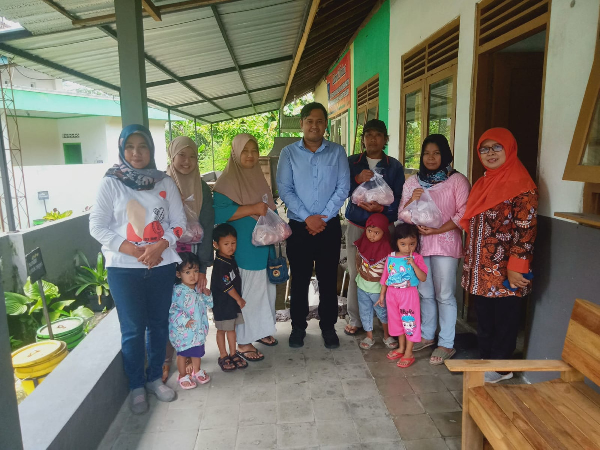 pemberian bantuan penambahan gizi kader dusun sapen