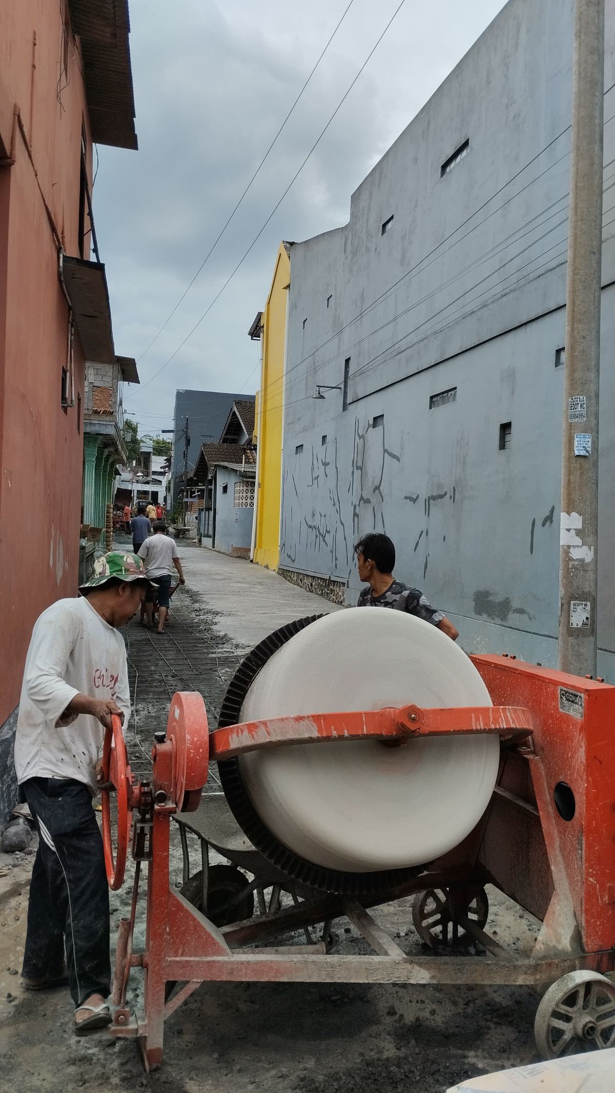 gotong royong masyarakat pengerasan jalan RT 02 RW 05 Padukuhan Lodadi