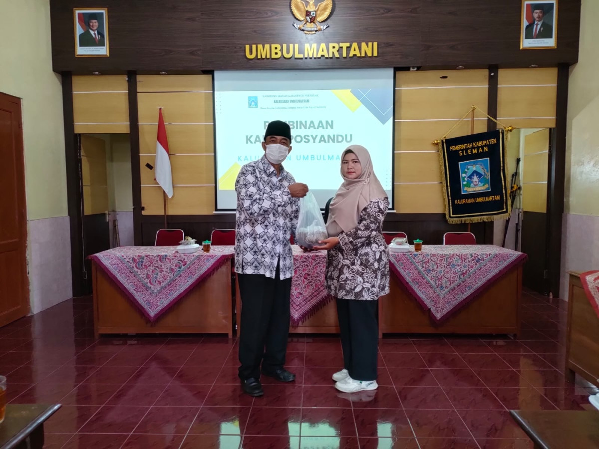 Pembagian PMT kepada balita posyandu puntuk dari kalurahan umbulmartani