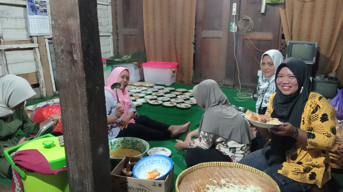 Ibu2 bagian perdapuran juga penuh semangat dlm menyiapkan hidangan