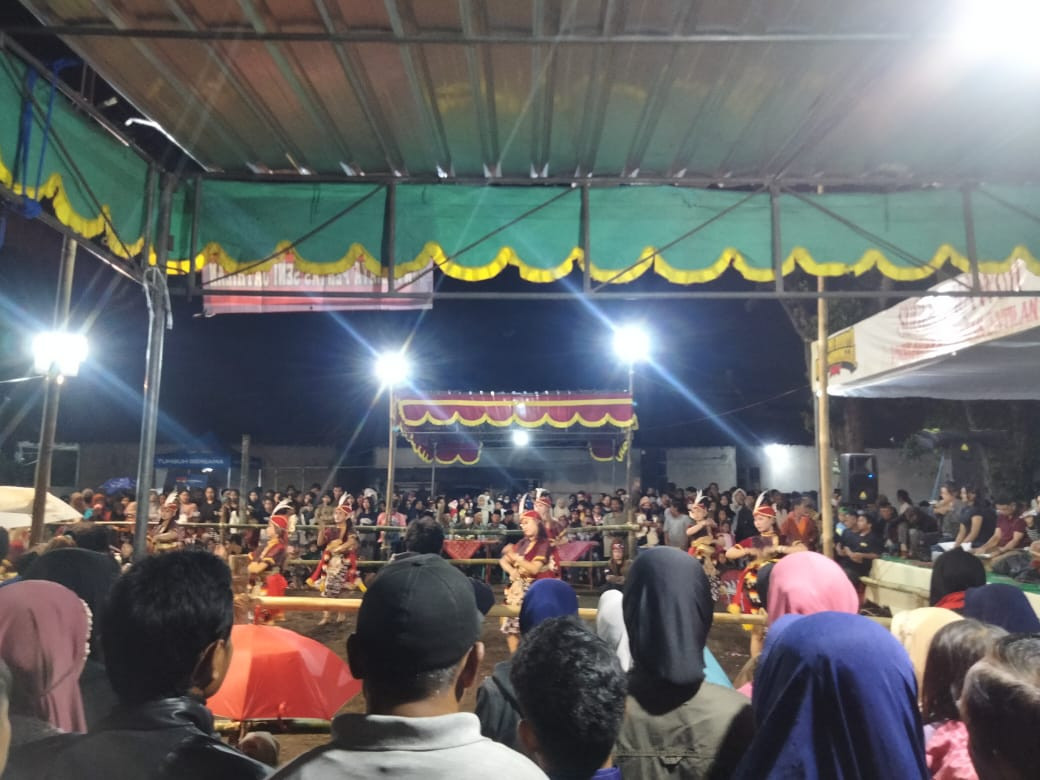 Menyaksikan kesenian Jatilan oleh warga Puntuk