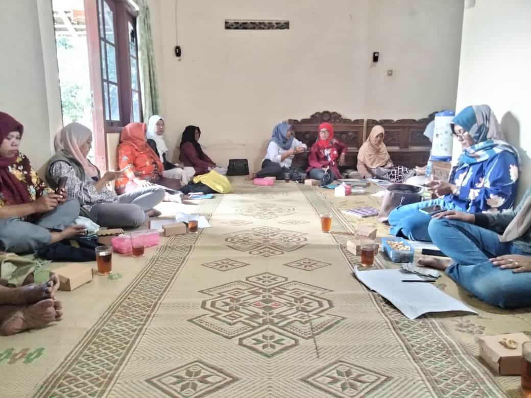 Pertemuan IMP Kelompok 2 Bulan Januari yang dihadiri Bu Dukuh dan kader IMP Puntuk