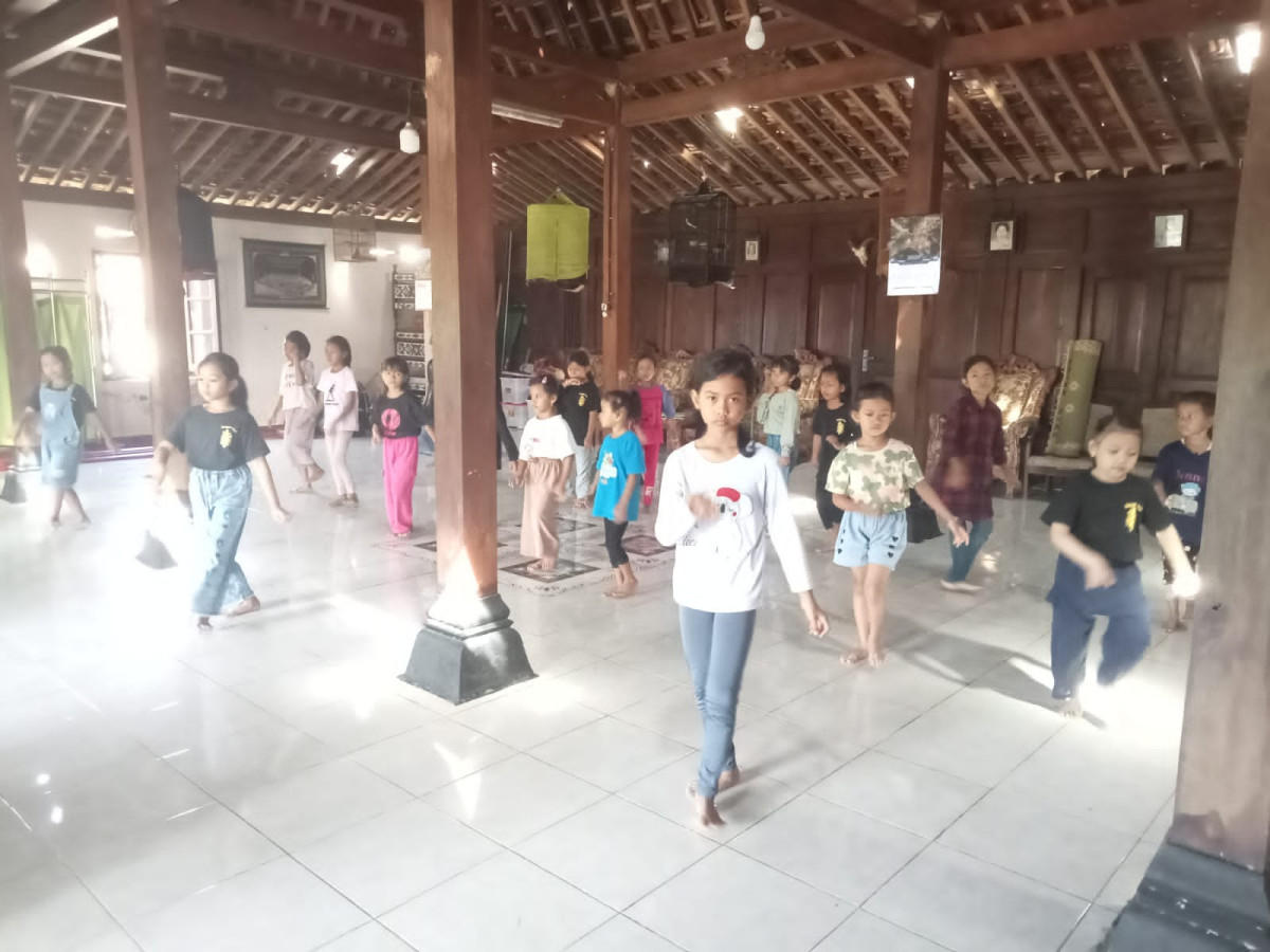 latihan rutin seni tari dusun sapen
