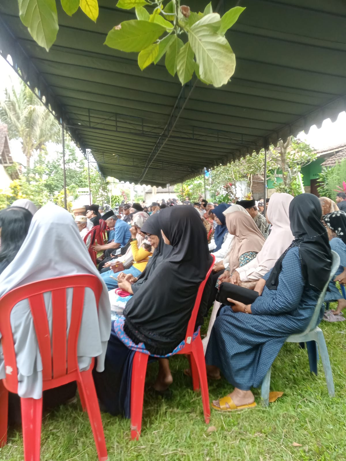 warga takziah dikaten. Bu dukuh kledokan