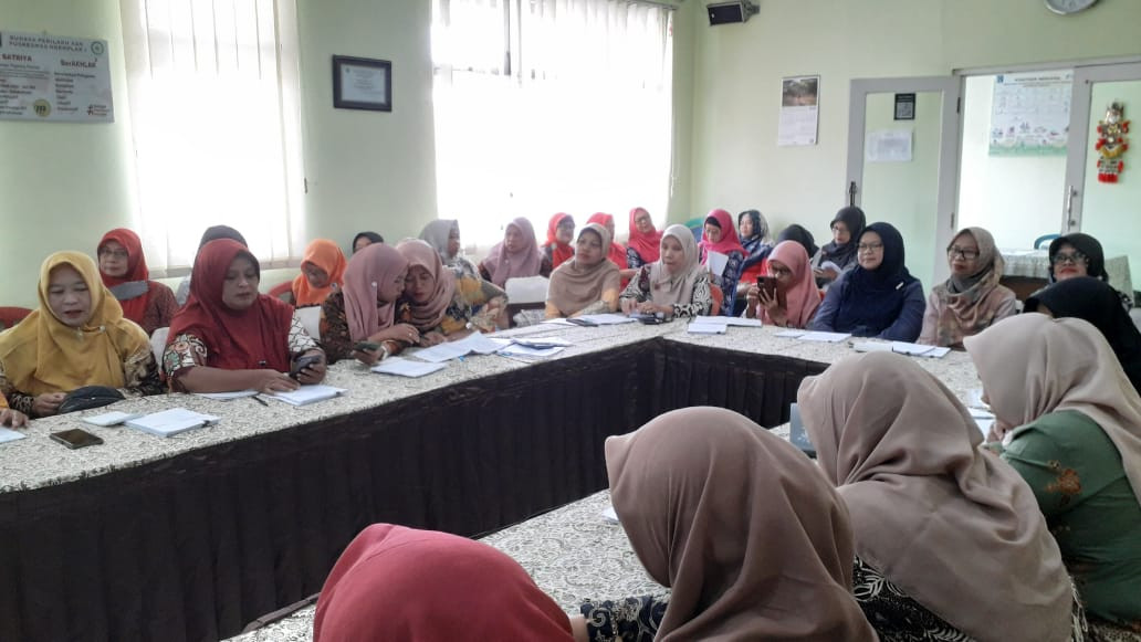 kader lansia cilikan menghadiri pertemuan kader lansia di puskesmas ngemplak 1