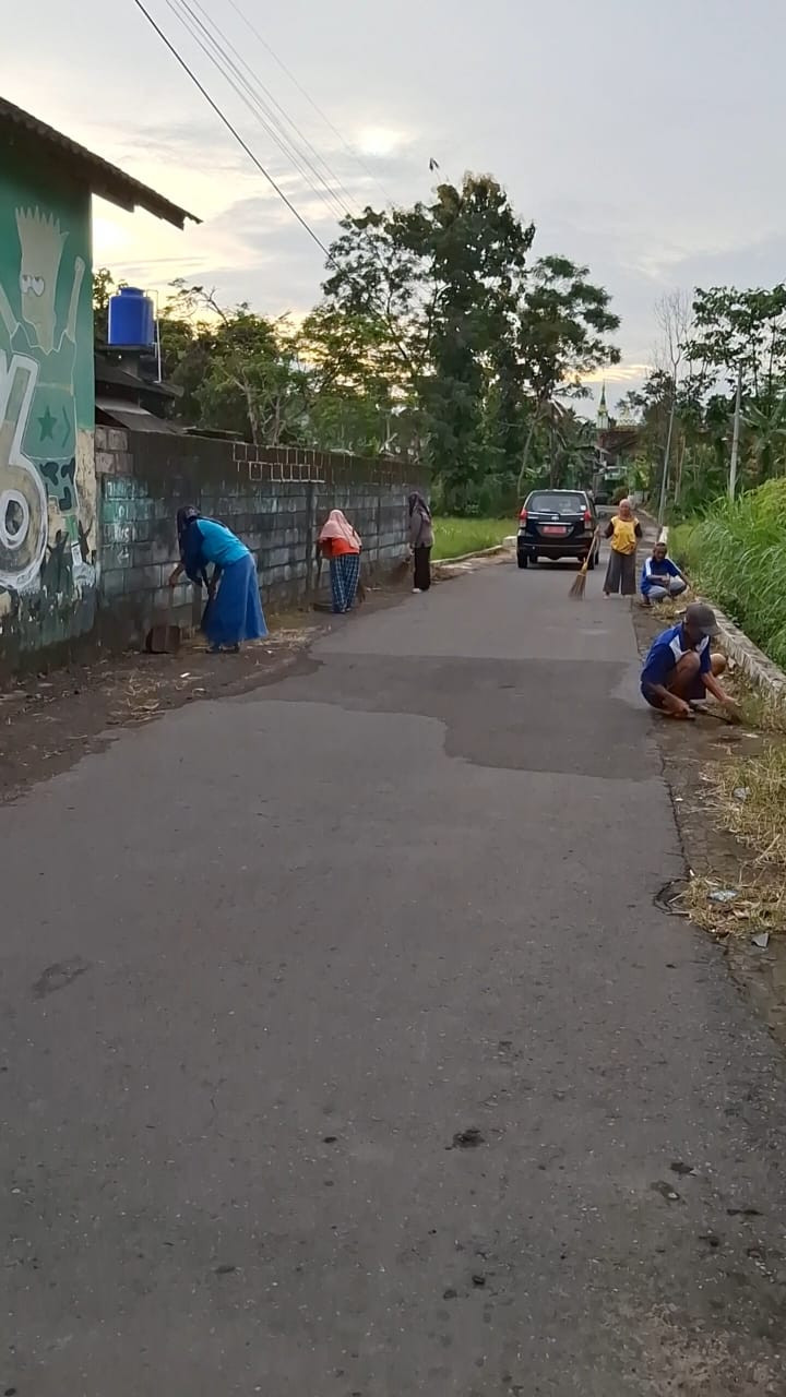Kerja bakti bersih desa didusun ngemplak asem